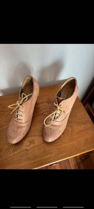 Buty na szerokim korku