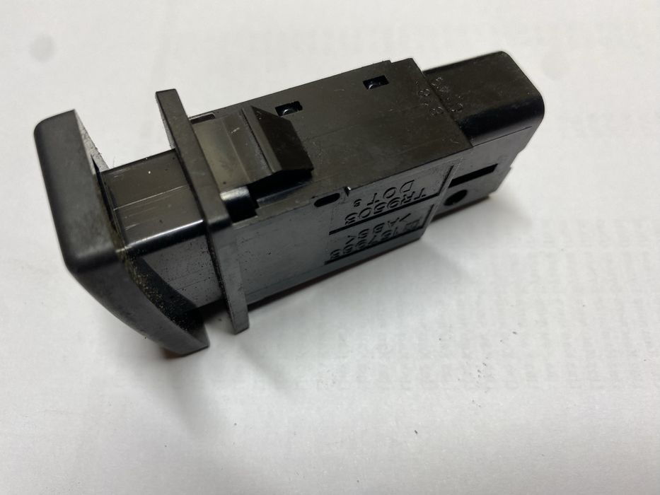 Toyota Avensis T25 кнопка аварійки, сигналізації. Вимикач Тойота Авенс