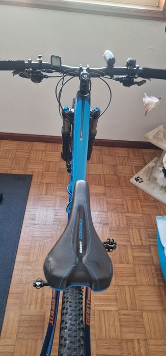 Vendo bicicleta btt em Carbono marca Giant tamanho S como nova.
