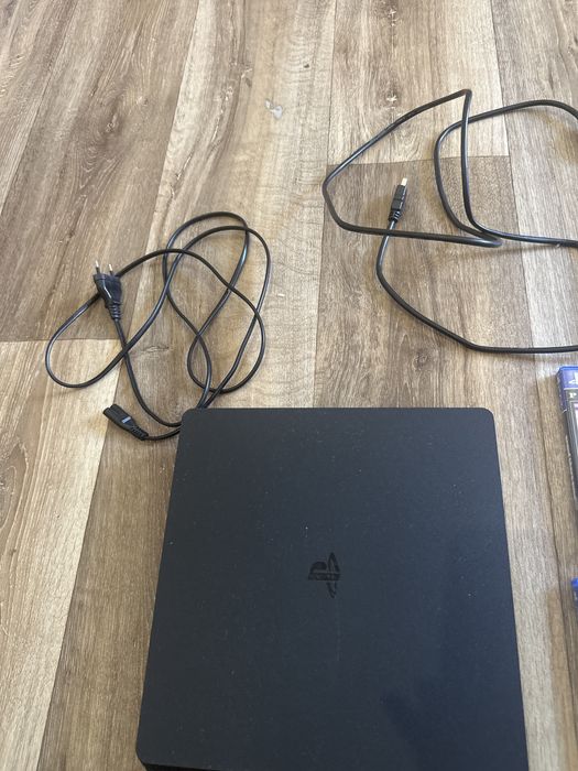 Bogaty Zestaw PS4 Slim | Oryginalny Pad | Stacja Dokująca | 4 Gry (GTA V)
