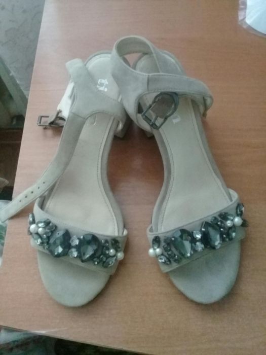 Босоножки, взуття жіноче