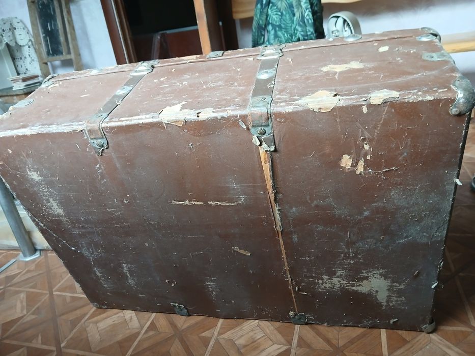 Продам старый чемодан