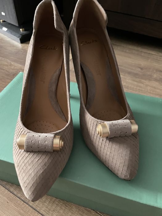 Czółenka zamszowe Clarks, rozmiar 38