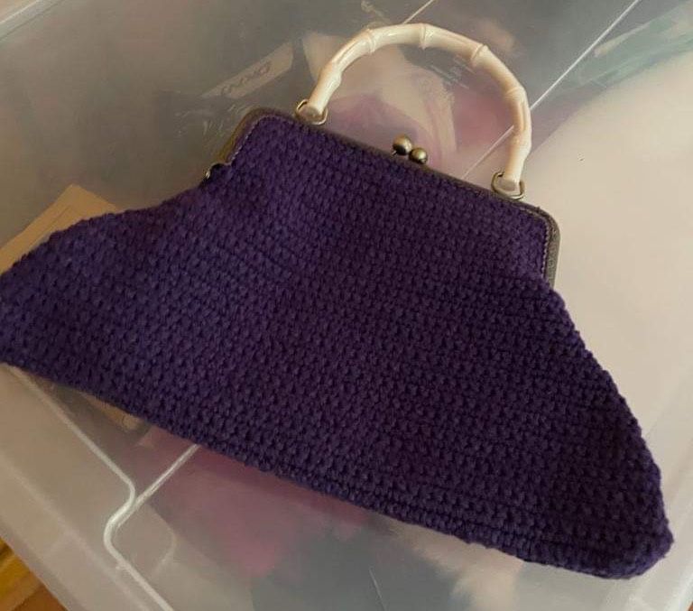 Mala artesanal brasileira em roxo