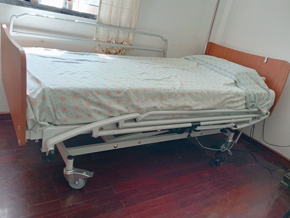 0. Cama hospitalar articulada com comando (bom estado)