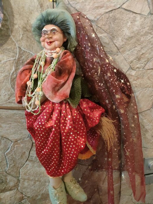 Boneco Bruxa com vassoura.