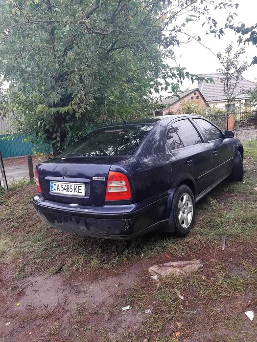 Продам Шкоду Октавію Тур. 1.9 дизель .Машинка в робочому стані ,щодня в ходу . Переоформляється . Реальному покупцю торг біля капота. Пебує покрасу ,.