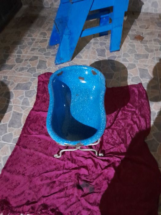 Antigo bidé azul esmaltado