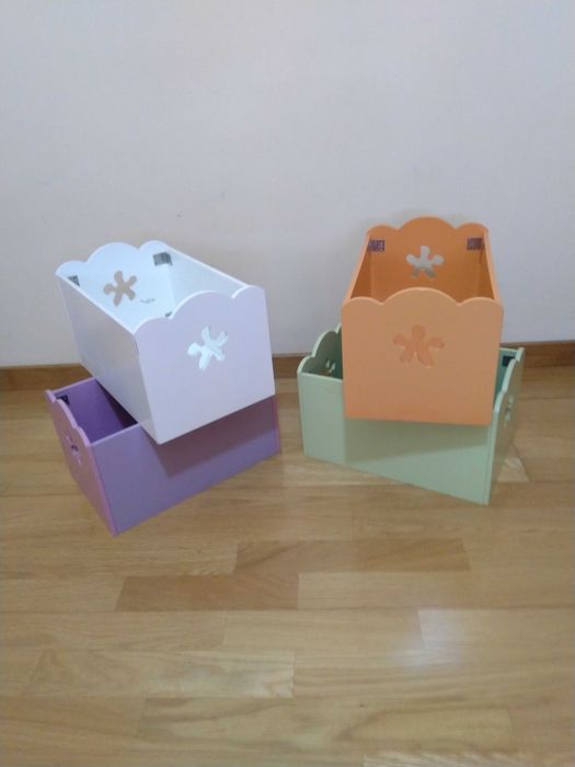 Caixas de arrumação para criança.