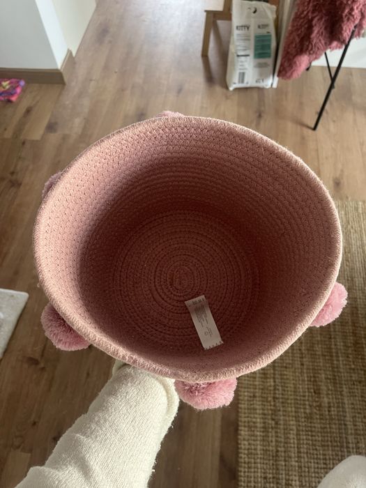 Cesto cor-de-rosa com pompom