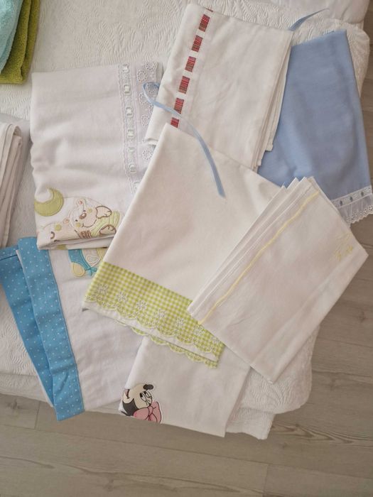 Vendo lençóis de berço pequeno e 2 babetes plastificados