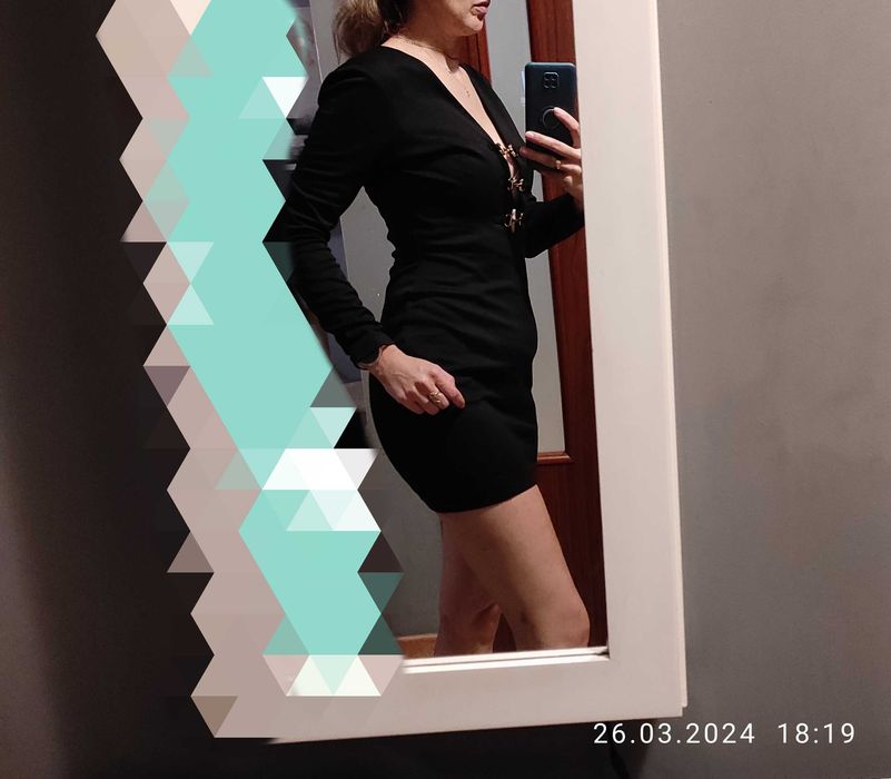 Elegancka sukienka z głębokim dekoltem