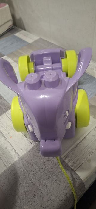 Elegante com rodas e caixa de legos Duplo