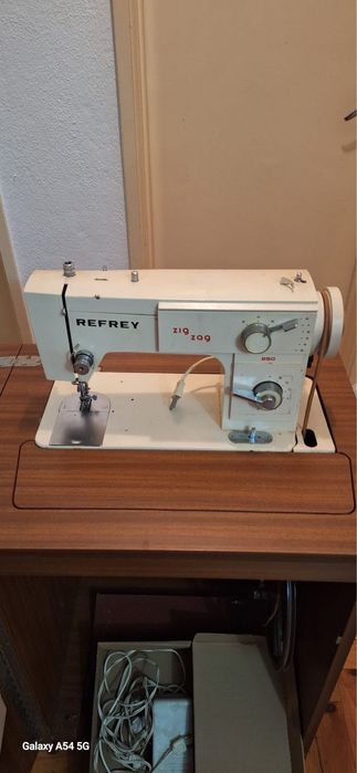 Máquina de Costura REFREY