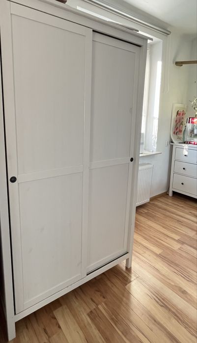 Szafa Ikea Hemnes z drzwiami przesuwnymi