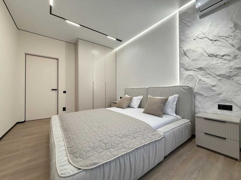 Стильна трикімнатна біля міського озера