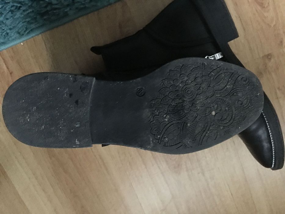 Botas pretas com fivelas (tamanho 39)