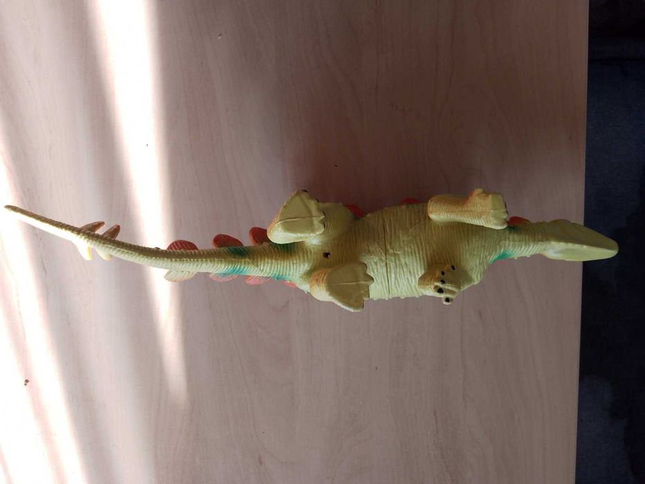 Динозавр - іграшка.