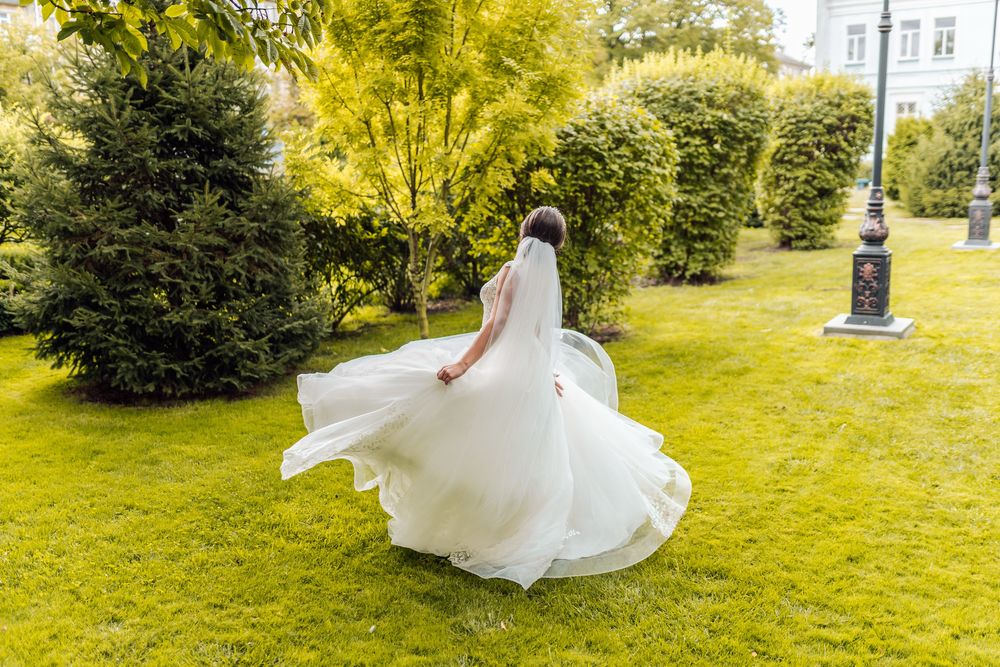 Весільна сукня зі шлейфом