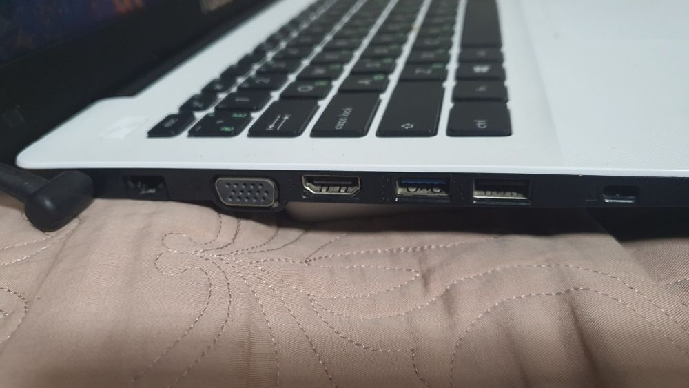 Ноутбук комп'ютер Asus білий