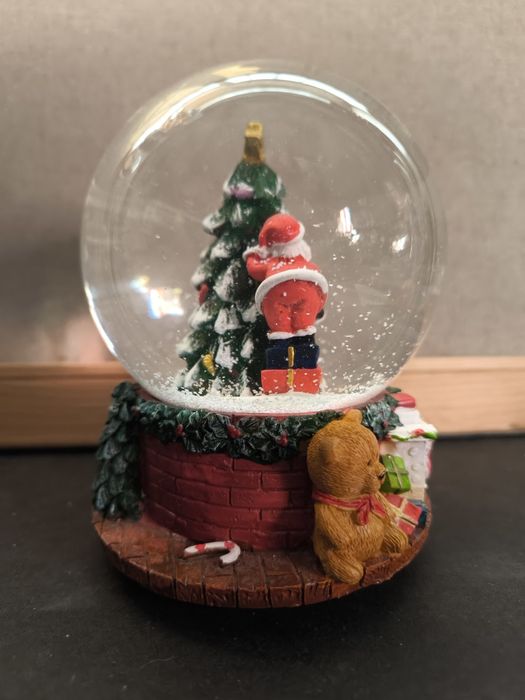Bola de Neve Natal e caixa musica com Pai Natal e Árvore.
Adorável bol