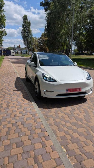 Продаж автомобіля Tesla Model Y 2023 року
