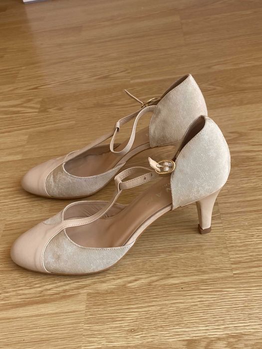 Sapatos elegantes e excelente material