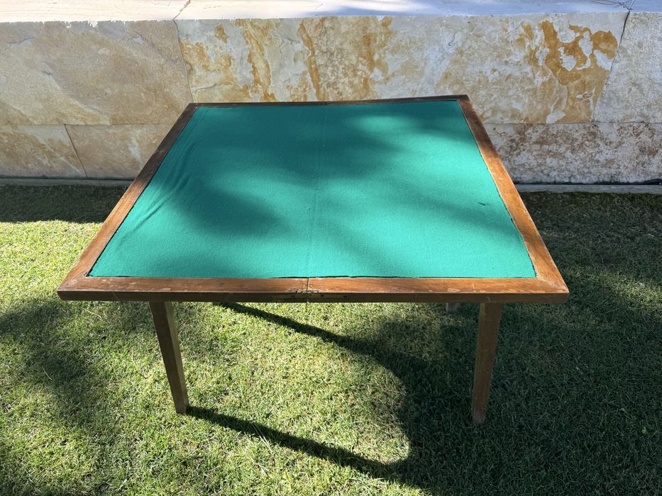 Mesa de jogo antiga em bom estado