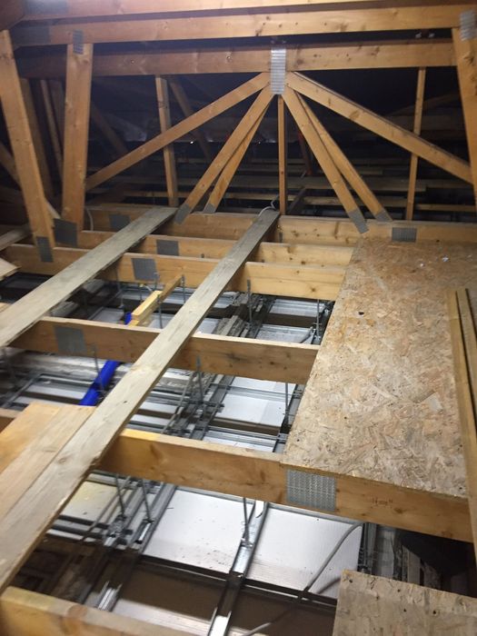 Naprawa ocieplenia poddaszy ścian sufitów stropów celulozą po kunie