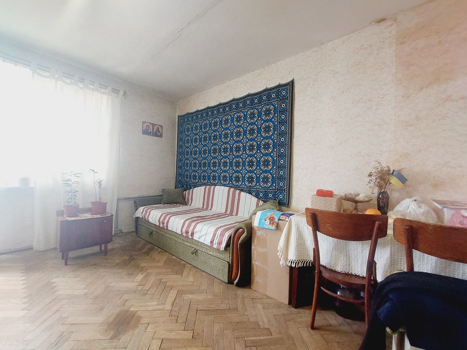 Продаж чотирьохкімнатної квартири.