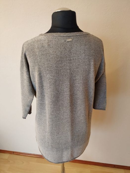 Sweterek ze złotą nitką Mohito S