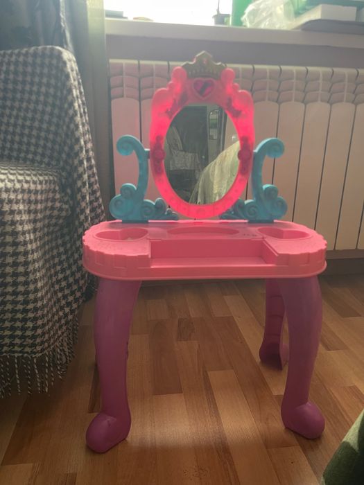 Столик дитячий для косметики