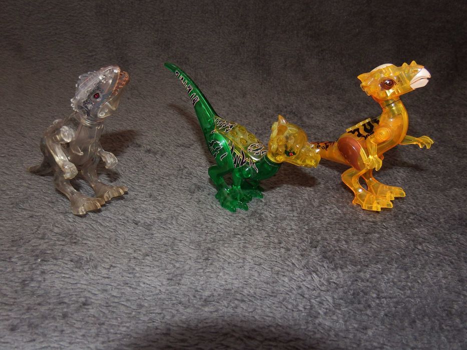 zestaw figurek dinozaurów Lego-nie lego
