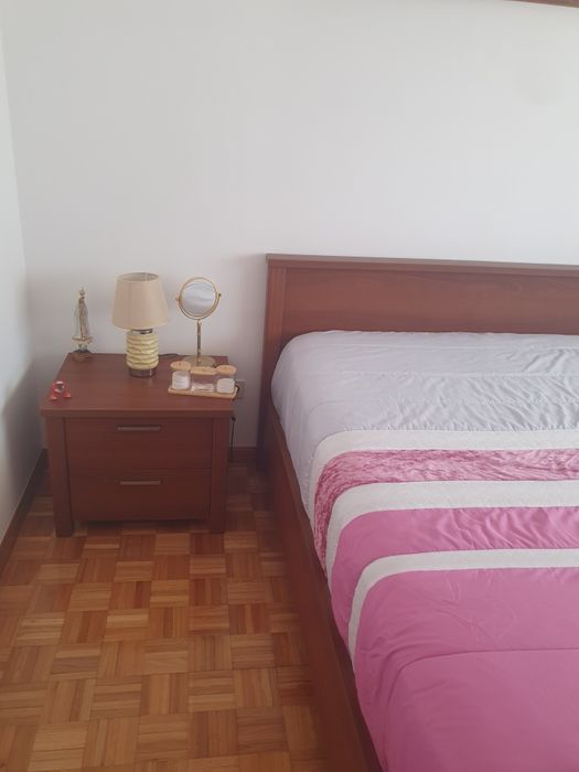 Quarto casal cama 2 mesinhas cabeceira e comoda