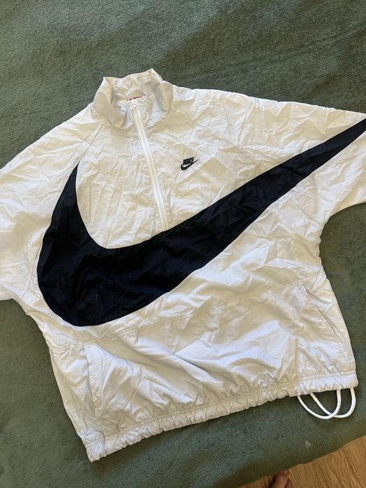 Оригінальна вітрівка nike складається у сумочку
