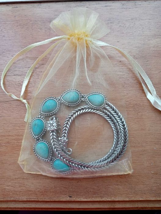 Colar com pedras naturais