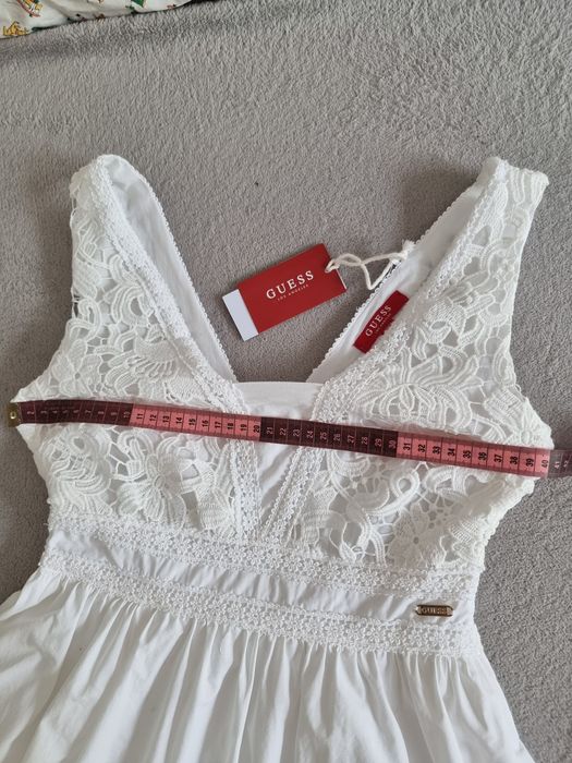 Sukienka GUESS z haftem