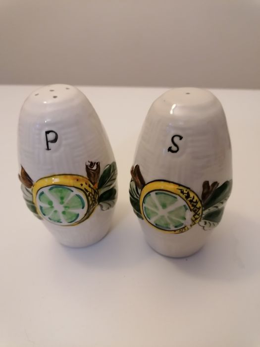 Conjunto (Saleiro / pimenteiro em porcelana