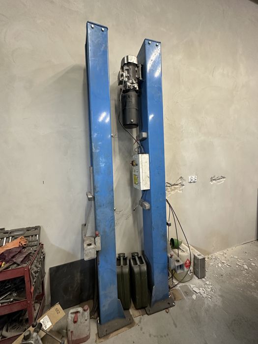 Sprzedam podnośnik 2 kolumnowy 4 T hydrauliczny