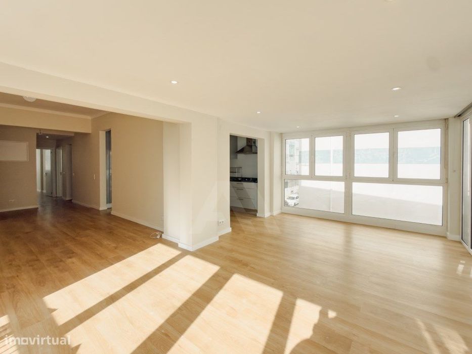 Apartamento T3 Renovado com Terraço em Odivelas — Odivelas, Lisboa