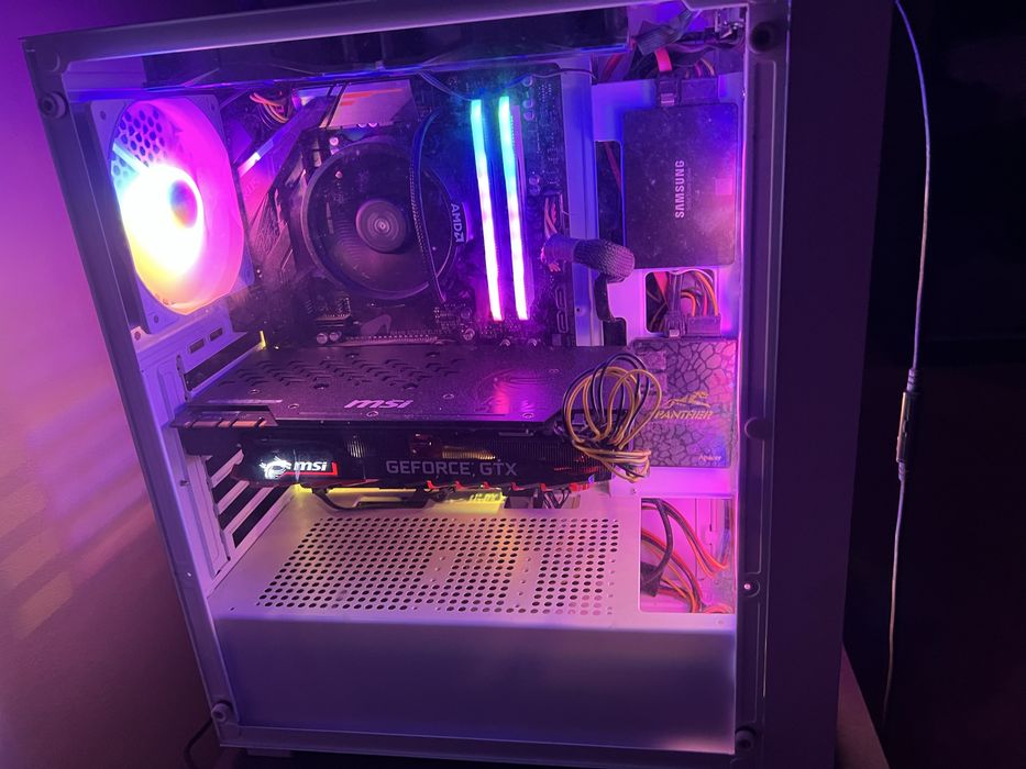 Ігровий сетап пк монітор крісло навушники клавіатура мишка