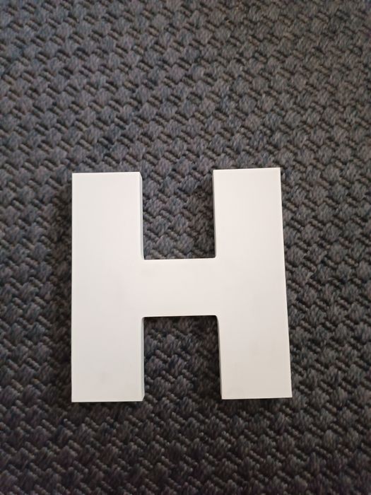 Letra "H" em madeira