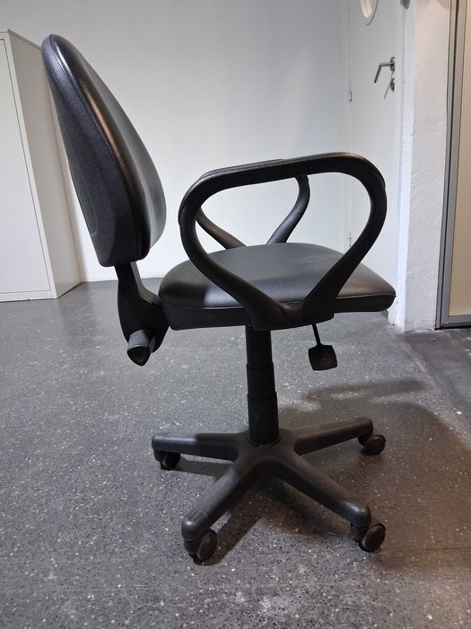 ID 65 - Vendo Cadeira escritório ergonómica com rodas com braços