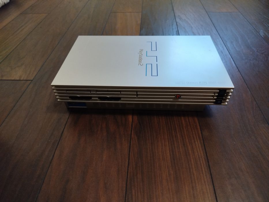 Konsola PlayStation 2 z wieloma dodatkami.