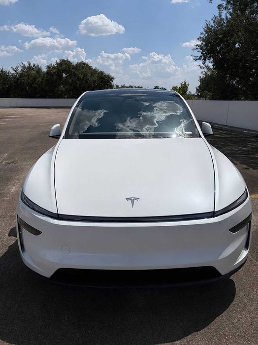 Tesla Model Y      2026