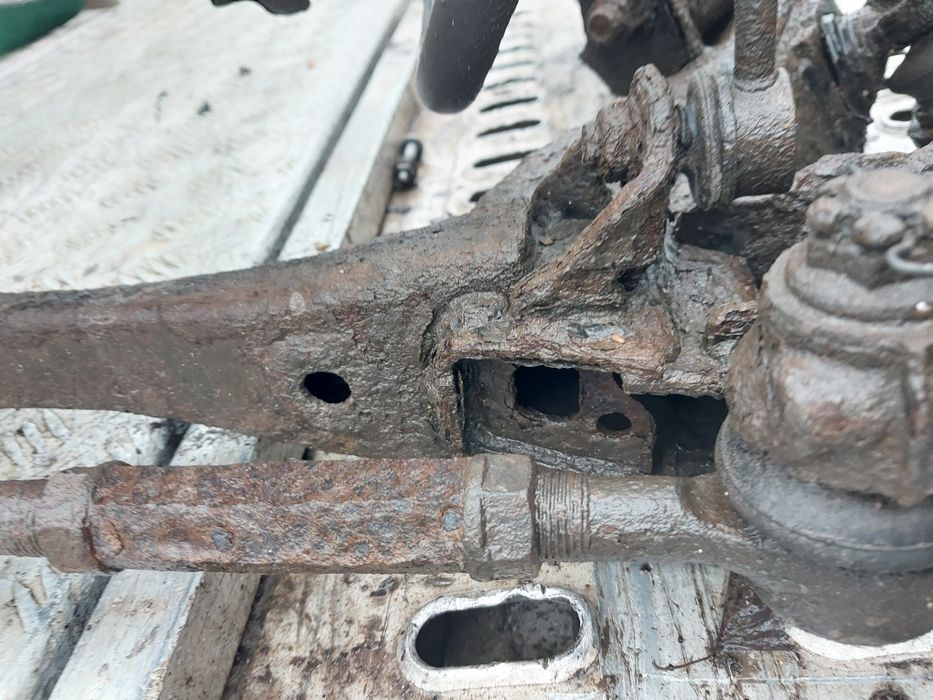 Toyota avensis t25 zawieszenie tylne kompletne tyl ława trawers wahacz