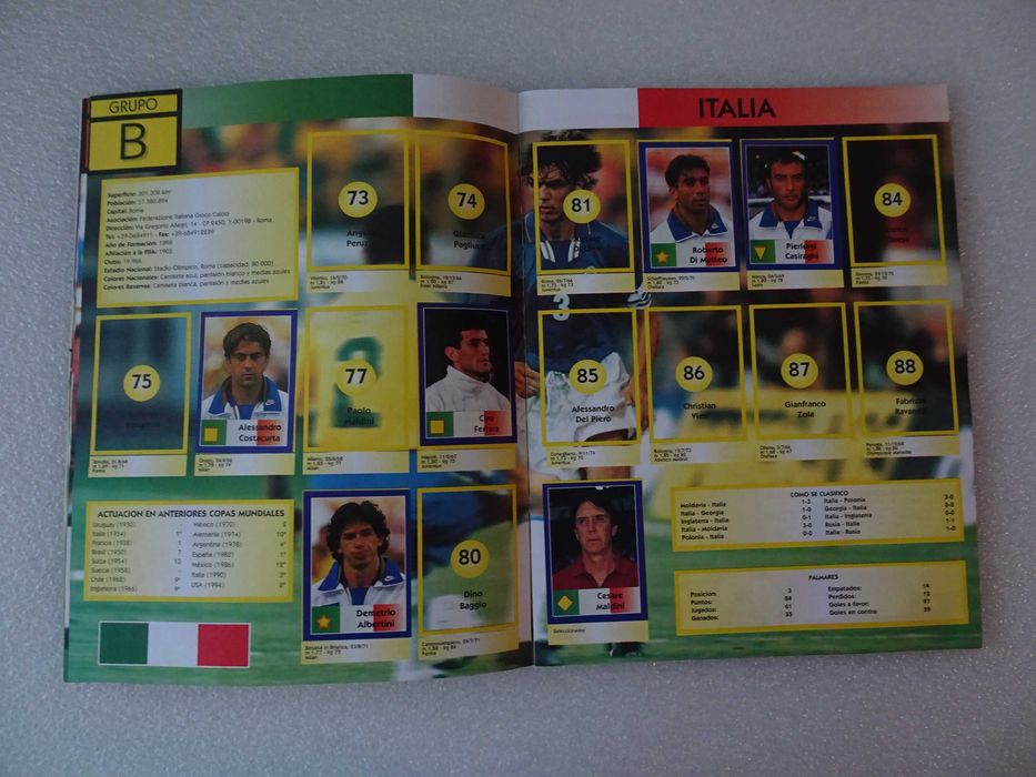Caderneta de cromos de futebol Mundial de Futebol Francia 1998 tem 216