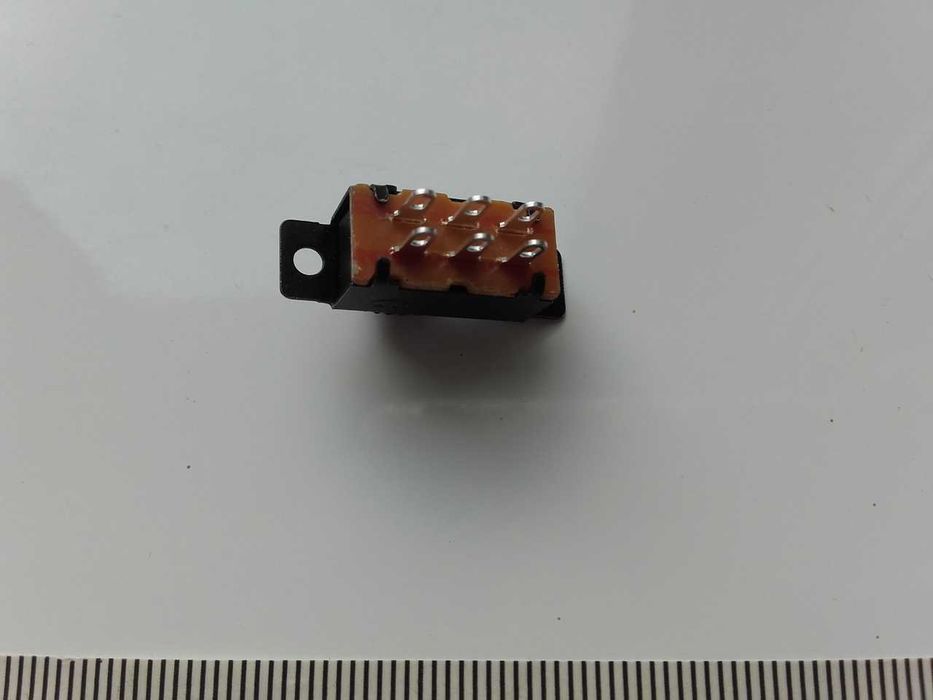 Cztery sztuki Przełącznik suwakowy 6Pin, DPDT 2P2T, Model SS22F32, otw