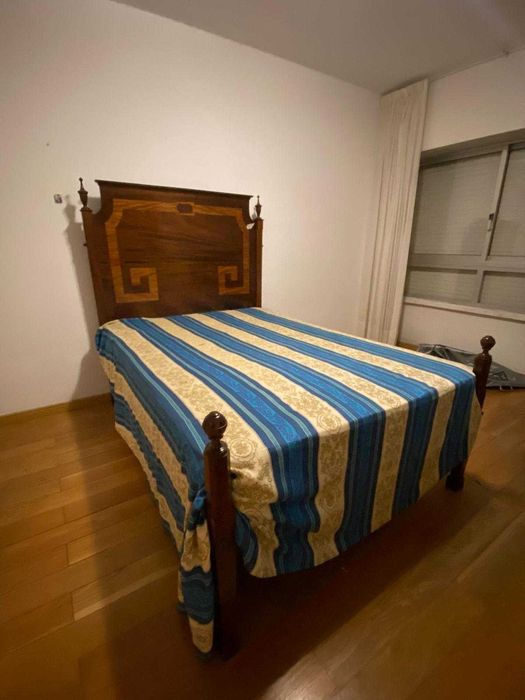 Cama de madeira de casal