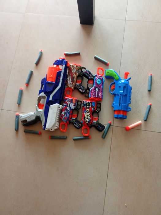 6 pistolas  e 12 balas